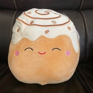 Squishmallow Chanel the cinnamon roll